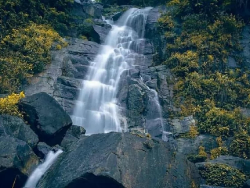 Trekking thác Siu Puông đẹp mê mẩn ở Kon Tum